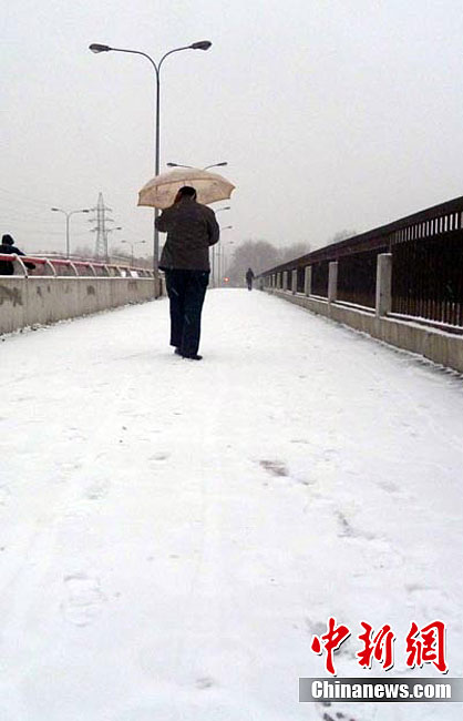 Jilin Province has its first snow of this winter at around 5 a.m. Nov. 13. The temperature in the province has dropped a large margin from Saturday. 