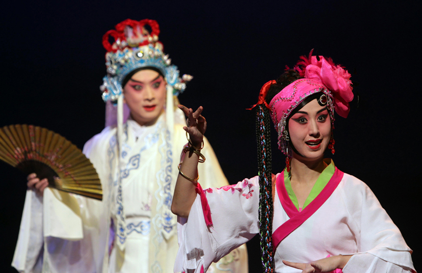 Photo taken on Nov. 13, 2011 shows a scene of the Peking Opera 'Notre Dame' at the Luojiashan Theater in Wuhan, capital of central China's Hubei Province.