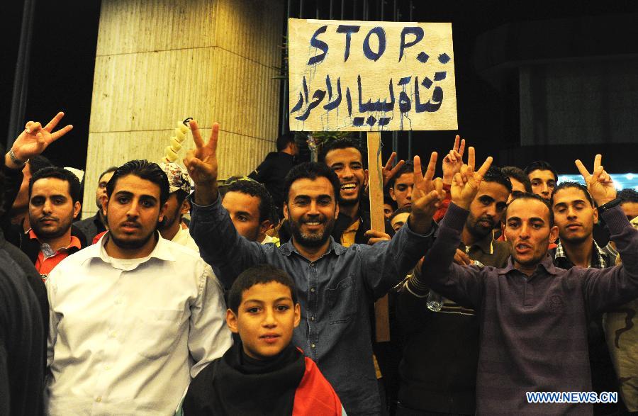 Libyan youths participate in a protest demanding that the Libyan Transitional National Council stop the clashes between fighters from Zawiya and the Warcfana tribe, Tripoli, Libya, Nov. 14, 2011. [Qin Haishi/Xinhua] 