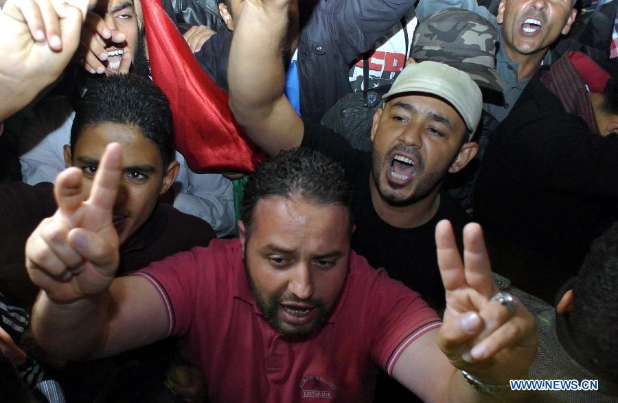 Libyan youths participate in a protest demanding that the Libyan Transitional National Council stop the clashes between fighters from Zawiya and the Warcfana tribe, Tripoli, Libya, Nov. 14, 2011. [Qin Haishi/Xinhua] 