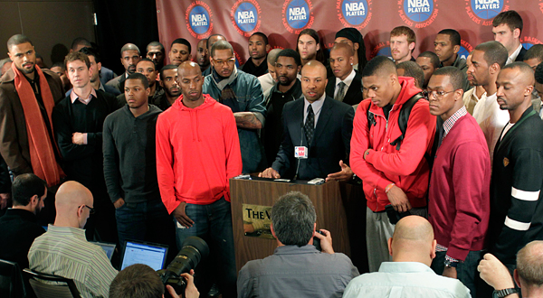 Players Association president Derek Fisher, center, spoke after a meeting of the players' union in New York on Monday. [Source: Sina.com]