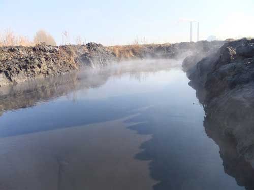 The polluted Muling River flows past several cities including Muling and Jixi, providing water to nearly 2 million people living along it. [cnr]