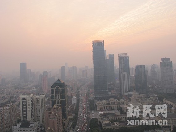 The Shanghai Meteorological Bureau issued an orange fog alert at 6:50am Monday. 