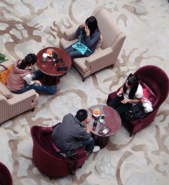 Ova traders negotiate through agencies in a café in Beijing on Oct 22, 2011. [Photo/CFP]
