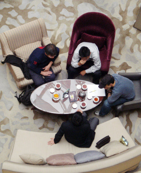 Ova traders negotiate through agencies in a café in Beijing on Oct 22, 2011. [Photo/CFP] 