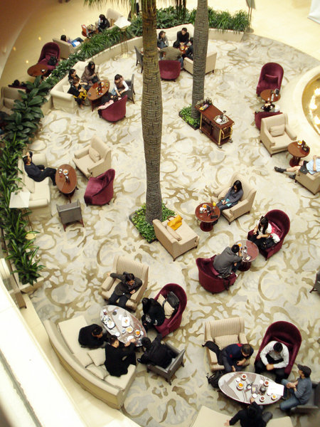 Ova traders negotiate through agencies in a café in Beijing on Oct 22, 2011. [Photo/CFP] 