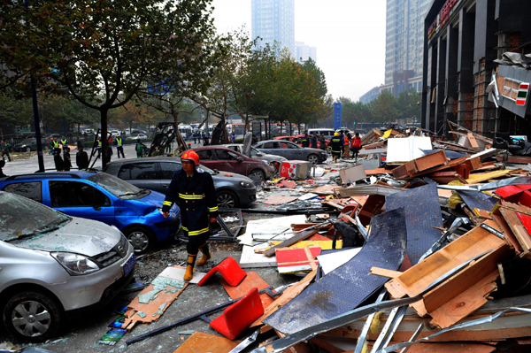 Emergency services inspect the scene of an explosion site in Xi'an, capital city of China's Northwest Shaanxi province, Nov 14, 2011. [Photo/Xinhua]