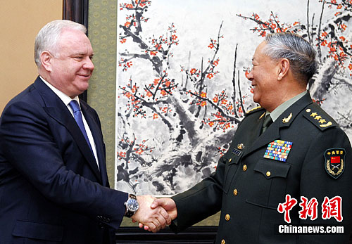 Chen Bingde, chief of the General Staff of Chinese People's Liberation Army (PLA), shakes hands with Vladimir Pronichev, chief of Russian Border Guard Service in Beijing, November 16, 2011. 