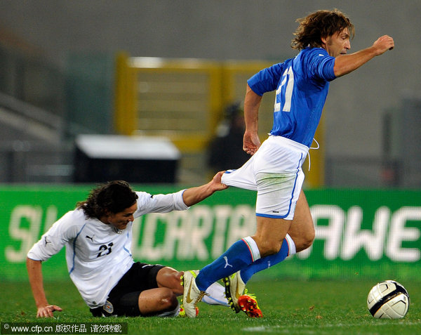 Andrea Pirlo of Italy (R) is pulled back by Edison Cavani of Uruguay during the International friendly match between Italy and Uruguay at Olimpico Stadium on November 15, 2011 in Rome, Italy. 