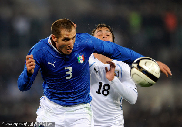 Giorgio Chiellini of Italy (L) and Sebastian Fernandez of Uruguay compete for the ball during the international friendly match between Italy and Uruguay at Olimpico Stadium on November 15, 2011 in Rome, Italy. 