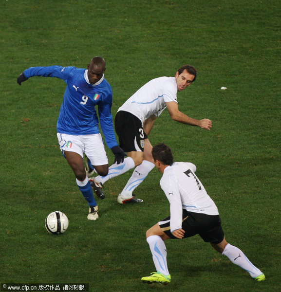 Mario Balotelli (L) of Italy in action against Uruguay players during the International friendly match between Italy and Uruguay at Olimpico Stadium on November 15, 2011 in Rome, Italy. 