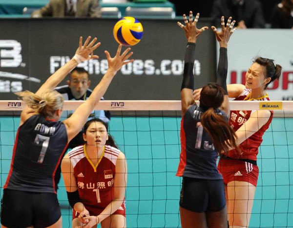 The United States' Destinee Hooker (19) and Heather Bown (7) put up a triple block against China's Ruoqi Hui during their match in Tokyo. [Source:Sina.com]
