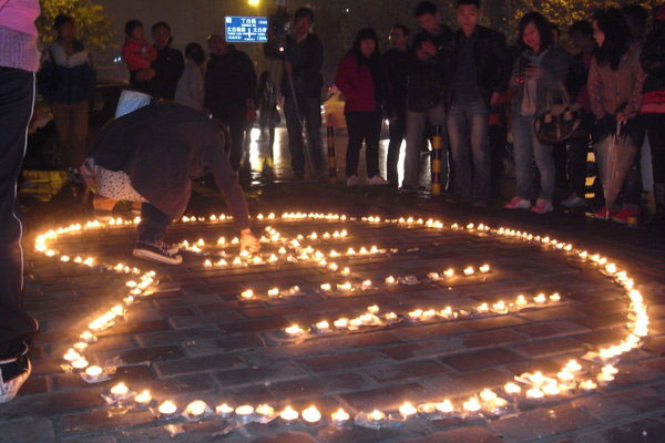 People light candles to mourn for the victims of a suspected gas explosion in Xi'an, capital city of Northwest China's Shaanxi province.