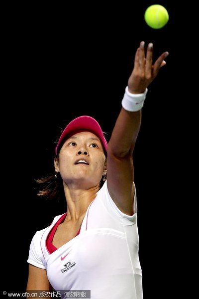 Li Na of China serves to Victoria Azarenka of Belarus during round robin play of the TEB BNP Paribas WTA Championships Istanbul at the Sinan Erdem Dome on October 27, 2011 in Istanbul, Turkey.