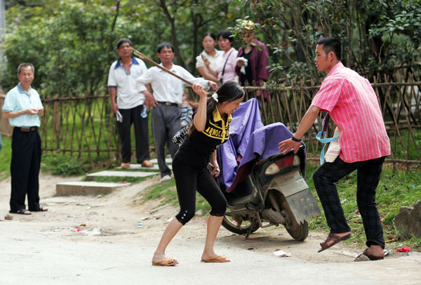 Photo shows spousal abuse in China in the past years. [Photos provided to China Daily] 