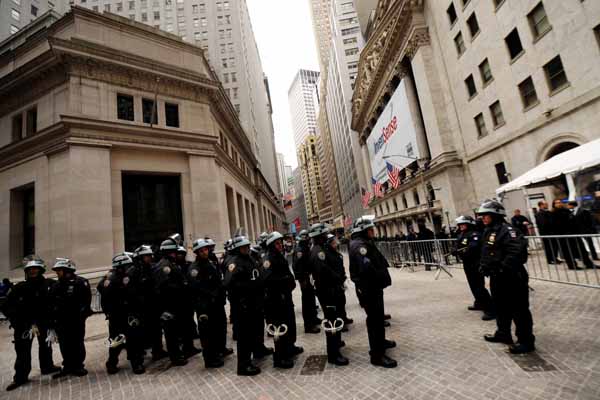 New York City police gaurd as the protesters moving through the streets of Manhattan near the New York Stock Exchange in New York, Nov. 17, 2011. Hundreds of Occupy Wall Street protesters marched through New York's financial district toward the stock exchange on Thursday. [Shen Hong/Xinhua]