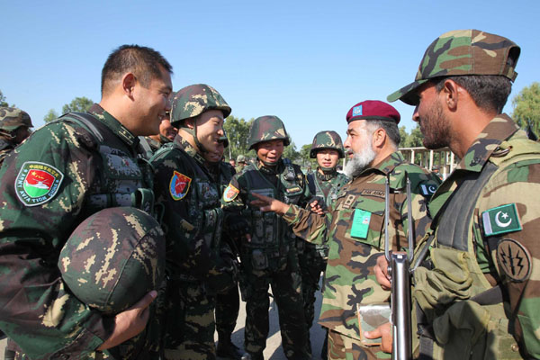 Pakistani military officers talk with their Chinese counterparts during a break on the first day of the China-Pakistan 'Friendship 2011' joint anti-terror exercise in Mangla, near Islamabad in Pakistan, Nov 17, 2011. [Xinhua]