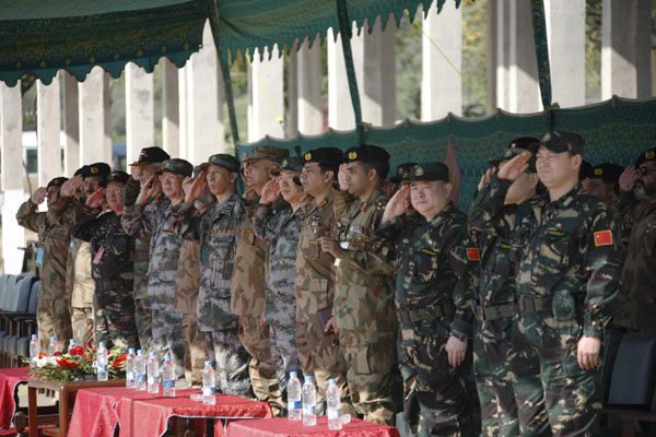 Military officers stand up and salute on the first day of the China-Pakistan 'Friendship 2011' joint anti-terror exercise in Mangla, near Islamabad in Pakistan, Nov 17, 2011. [Xinhua] 