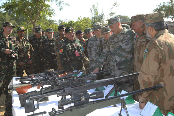 Pakistani Lieutenant General Muzammil Hussain HI (3rd R) and Chinese Lieutenant General Zhao Jianzhong (2nd R) check the guns on the first day of the China-Pakistan 'Friendship 2011' joint anti-terror exercise in Mangla, near Islamabad in Pakistan, Nov 17, 2011. [Xinhua]