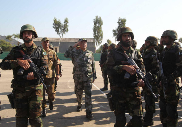 Pakistani Lieutenant General Muzammil Hussain HI (2nd L) and Chinese Lieutenant General Zhao Jianzhong (3rd L) inspect the troops on the first day of the China-Pakistan 'Friendship 2011' joint anti-terror exercise in Mangla, near Islamabad in Pakistan, Nov 17, 2011. [Xinhua]