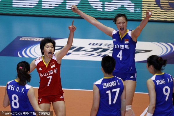  Chinese players celebrating victory.