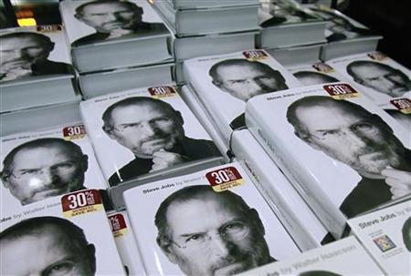 Copies of the new biography of Apple CEO Steve Jobs by Walter Isaacson are displayed at a bookstore in New York October 24, 2011. [Agencies]