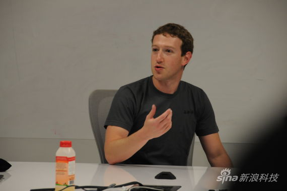 Facebook founder and CEO Mark Zuckerberg revealed Thursday that he studied Chinese in order to please his girlfriend's grandmother who could only speak Chinese. [Photo: Sina.com.cn] 