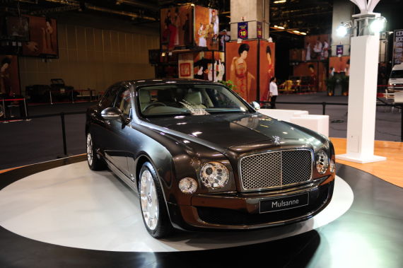 Government officials' preference for luxury cars from abroad seems to have been unaffected by a State Council notice urging them to buy more domestic brands. 
