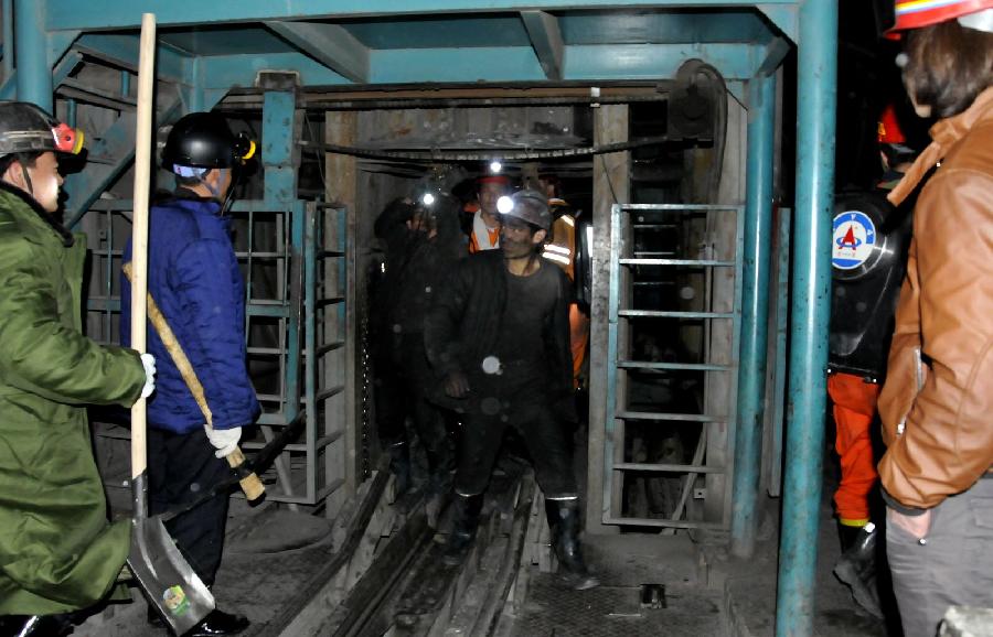 Rescuers work to save the trapped miners at the caved-in Yuanlin Coal Mine in Xianghuang banner (county) of Xilin Gol league, north China's Inner Mongolia Autonomous Region, Nov. 18, 2011. [Jia Lijun/Xinhua]