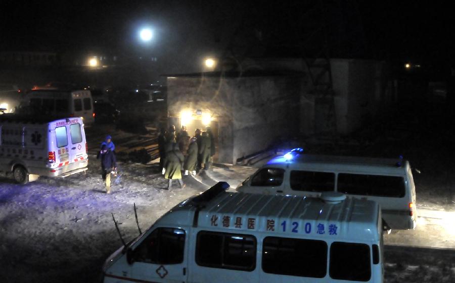 Rescuers work to save the trapped miners at the caved-in Yuanlin Coal Mine in Xianghuang banner (county) of Xilin Gol league, north China's Inner Mongolia Autonomous Region, Nov. 18, 2011. [Jia Lijun/Xinhua]