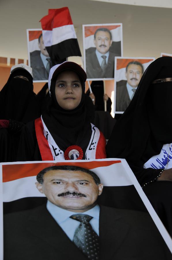 Supporters of Yemeni President Ali Abdullah Saleh attend a rally near Saleh's palace in Sanaa, Yemen, Nov. 18, 2011. Saleh's loyalists accused the leaders of defected army and dissident armed tribesmen of attempting to seize the power forcibly and through a military coup. [Xinhua]