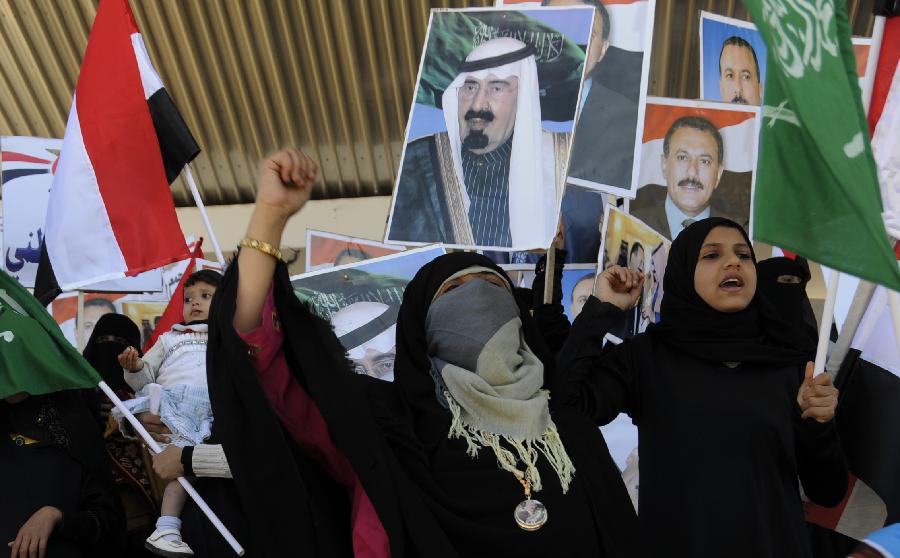 Supporters of Yemeni President Ali Abdullah Saleh attend a rally near Saleh's palace in Sanaa, Yemen, Nov. 18, 2011. Saleh's loyalists accused the leaders of defected army and dissident armed tribesmen of attempting to seize the power forcibly and through a military coup. [Xinhua]