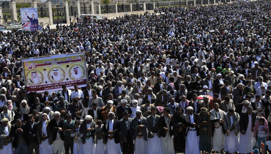 Supporters of Yemeni President Ali Abdullah Saleh pray during a rally near Saleh's palace in Sanaa, Yemen, Nov. 18, 2011. Saleh's loyalists accused the leaders of defected army and dissident armed tribesmen of attempting to seize the power forcibly and through a military coup. [Xinhua]