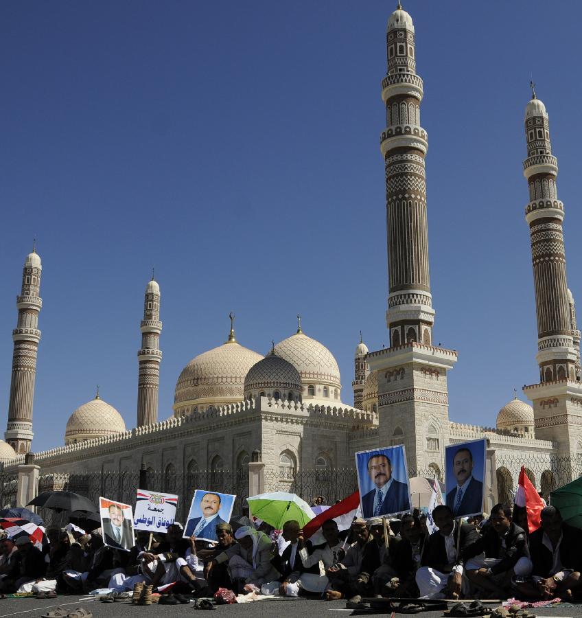 Supporters of Yemeni President Ali Abdullah Saleh attend a rally near Saleh's palace in Sanaa, Yemen, Nov. 18, 2011. Saleh's loyalists accused the leaders of defected army and dissident armed tribesmen of attempting to seize the power forcibly and through a military coup. [Xinhua]