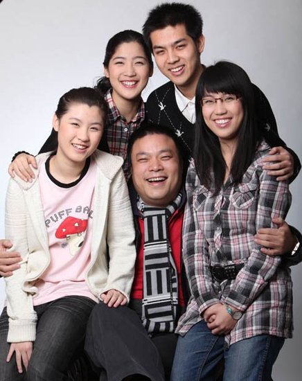Xiao Baiyou (C) and his four kids [File photo]