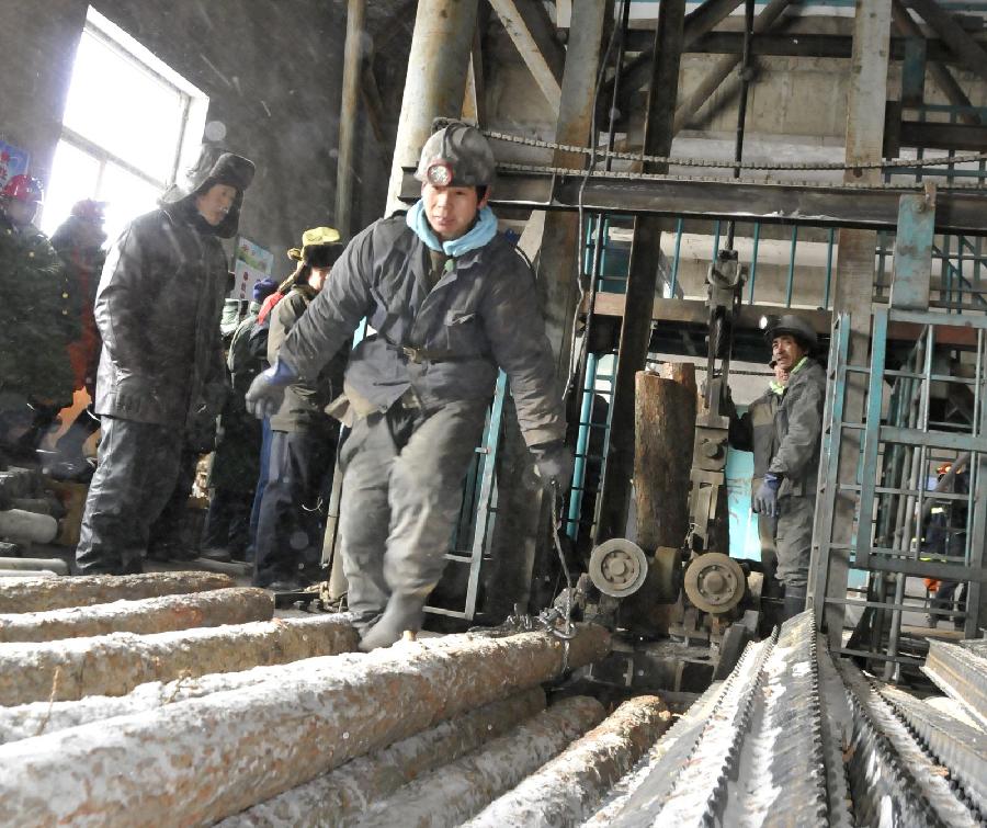 Rescuers work to save the trapped miners at the caved-in Yuanlin Coal Mine in Xianghuang banner (county) of Xilin Gol league, north China's Inner Mongolia Autonomous Region, Nov. 19, 2011. 