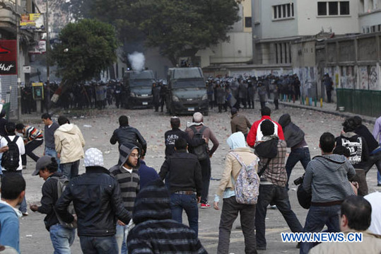 Protestors confront riot police in Tahrir Square of Egyptian capital Cairo on Nov. 19, 2011. [Xinhua] 