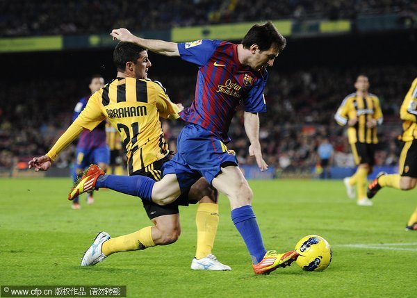 Lionel Messi of FC Barcelona (R) duels for the ball with Abraham Minero of Real Zaragoza during the la Liga Match between FC Barcelona and Real Zaragoza at Camp Nou on November 19, 2011 in Barcelona, Spain. 