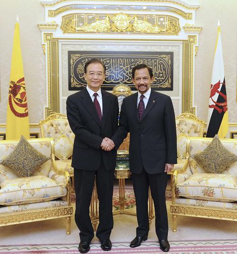 Chinese Premier Wen Jiabao (L) meets with Brunei's Sultan Hassanal Bolkiah in Bandar Seri Begawan, Brunei, Nov. 20, 2011. [Xinhua]