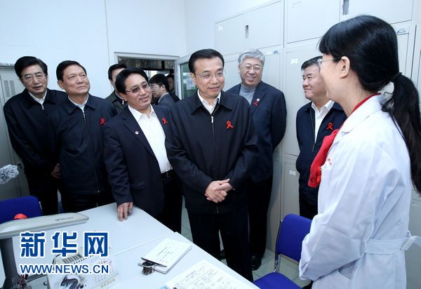 Vice Premier Li Keqiang visited a voluntary testing clinic of the Beijing Diseases Prevention and Control Center (CDC) on November 18,2011.[Photo/Xinhua]