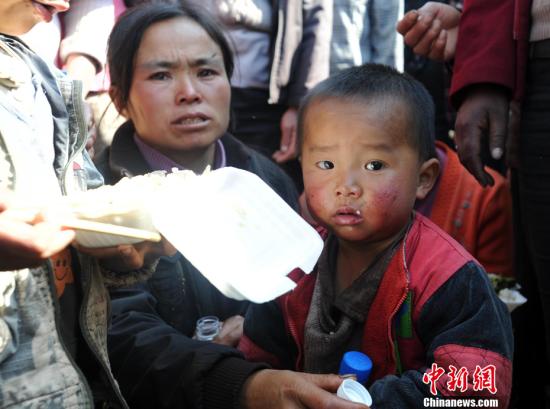 Relatives of the trapped coal miners wait near Sizhuang Coal Mine, Yunnan Province on Nov. 11.[Photo/Chinanews.com]