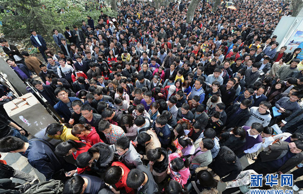  Anhui Province kicked off a written test for the selection of civil servants Sunday, attracting more than 100,000 candidates for 5,352 vacancies. [Photo/Xinhua]