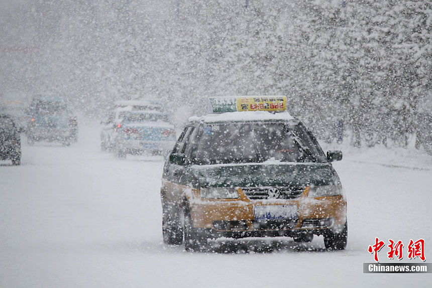 Heavy snowfalls severely impact people’s daily life and agricultural production of Altay, Xinjiang Uygur Autonomous Region, on November 20, 2011. 