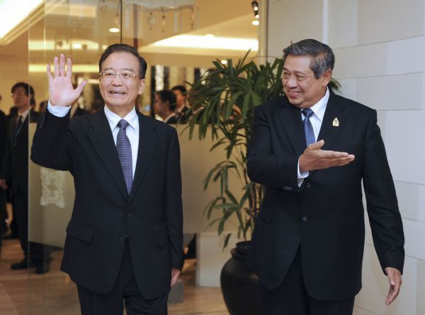 Chinese Premier Wen Jiabao (L) meets with Indonesian President Susilo Bambang Yudhoyono in Bali, Indonesia, Nov. 17, 2011. (Xinhua/Xie Huanchi) (ljh) 