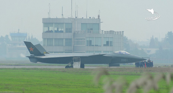 Photo provided by a netizen named 'salute to the old brother' shows a J-20 stealth fighter is conducting a test flight in Chengdu, Southwest China's Sichuan province, Nov 19, 2011.[Photo/lt.cjdby.net]