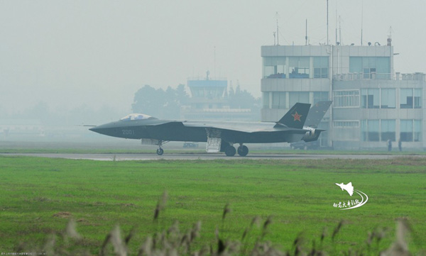 Photo provided by a netizen named 'salute to the old brother' shows a J-20 stealth fighter is conducting a test flight in Chengdu, Southwest China's Sichuan province, Nov 19, 2011.[Photo/lt.cjdby.net]