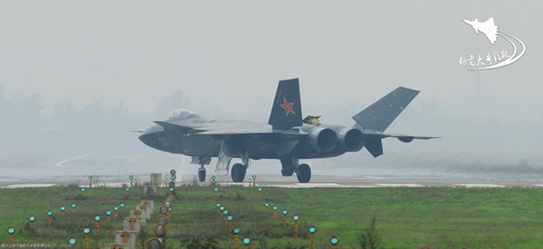 Photo provided by a netizen named 'salute to the old brother' shows the J-20 stealth fighter is conducting a test flight in Chengdu, Southwest China's Sichuan province, Nov 19, 2011.[Photo/lt.cjdby.net]