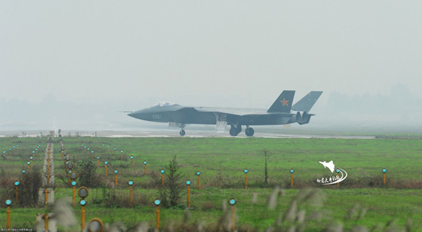 Photo provided by a netizen named 'salute to the old brother' shows a J-20 stealth fighter is conducting a test flight in Chengdu, Southwest China's Sichuan province, Nov 19, 2011.[Photo/lt.cjdby.net]