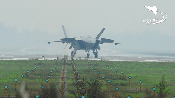 Photo provided by a netizen named 'salute to the old brother' shows a J-20 stealth fighter is conducting a test flight in Chengdu, Southwest China's Sichuan province, Nov 19, 2011.[Photo/lt.cjdby.net]