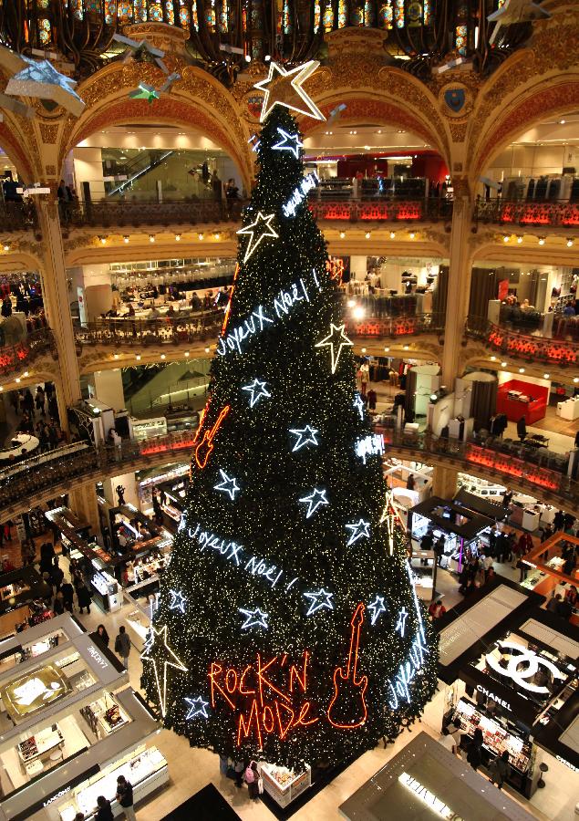 Paris workers disrupt Galeries Lafayette Christmas tree-lighting ceremony